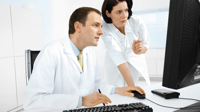 Cardiologen die de behandeling van pati&euml;nten bespreken