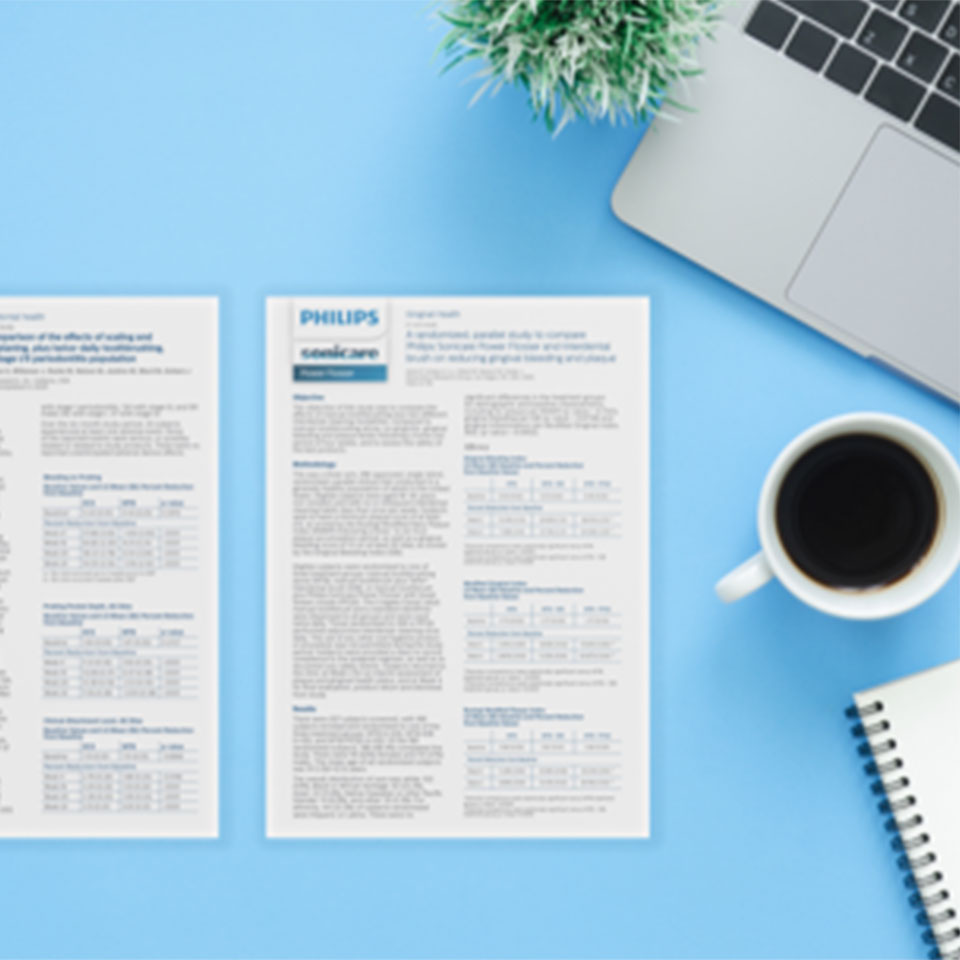 Klinisch onderzoek op bureau naast koffie en laptop